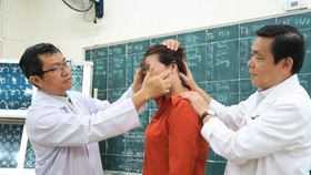 Bác sĩ đang thăm khám cho bệnh nhân