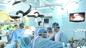 Các bác sĩ đang tiến hành ghép gan cho bệnh nhân