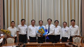 Phó Chủ tịch thường trực UBND TPHCM Lê Thanh Liêm trao quyết định bổ nhiệm Phó Giám đốc Sở Y tế cho bác sĩ Nguyễn Hoài Nam