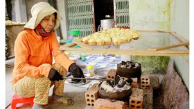 Làng đúc bánh thuẫn tất bật từ sáng sớm đến tối muộn ở xã Đức Thạnh, huyện Mộ Đức. Ảnh: NGUYỄN TRANG