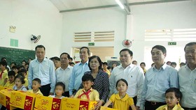 Tặng quà trẻ em khuyết tật tại Trung tâm Võ Hồng Sơn