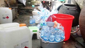 Phát hiện cơ sở sản xuất giấm ăn bằng axít và nước lã ở Quảng Ngãi
