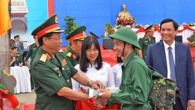 Thanh niên cả nước nô nức nhập ngũ bảo vệ Tổ quốc