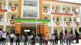 Bộ đội Biên phòng TPHCM trao quà cho người nghèo và học sinh đảo Lý Sơn