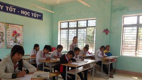 Hàng trăm giáo viên hợp đồng không được trả lương
