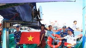 Cảnh sát biển thăm và tặng quà cho ngư dân đảo Lý Sơn