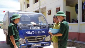 Lực lượng tuần tra kiểm tra xe tải vận chuyển dầu DO không rõ nguồn gốc