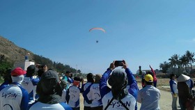 Người dân đổ về xem giải dù lượn quốc tế ở đảo Lý Sơn
