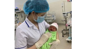Một em bé dị tật vừa chào đời đã bị mẹ bỏ rơi