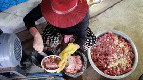 Làng làm chả cá đỏ củ từ Hoàng Sa