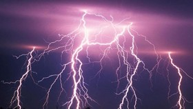 Quảng Ngãi: 6 ngư dân thoát chết khi sét đánh trúng tàu cá
