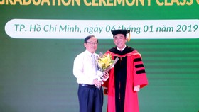 PGS.TS Hồ Thanh Phong – Hiệu trưởng ĐH HIU và PGS.TS Nguyễn Thanh Hùng – Giám đốc Bệnh viện Nhi Đồng 1