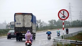 Xe phải chạy đúng làn đường