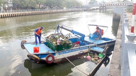 Miệt mài lao động ngày tết