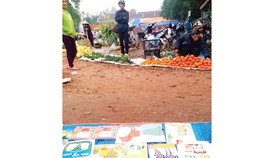 Mang sách về chợ quê
