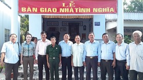 Đại diện Công ty CP Tập đoàn Xây dựng Hòa Bình - Ông Nguyễn Hữu Hiền - Giám đốc đối ngoại, Trợ lý Chủ tịch HĐQT (thứ 5 từ trái qua) tặng nhà tình nghĩa cho bà con Cà Mau