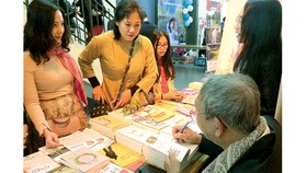 Mang sách đến với người Việt tại Pháp