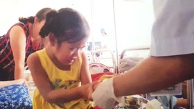 Bé 5 tuổi mắc bệnh hiểm, cha mẹ nghèo bế tắc