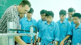 Chuyên gia Đức hướng dẫn sinh viên Trường CĐ Nghề Lilama 2 thực hành trên thiết bị dạy nghề hiện đại