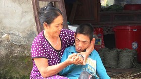 Bố mất, con tật nguyền, mẹ suy tim nặng