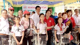 Đoàn thầy thuốc tình nguyện tặng xe đạp cho học sinh nghèo
