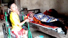 Con tật nguyền chăm mẹ bệnh liệt giường