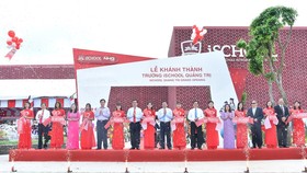 Nghi thức cắt băng khánh thành được diễn ra trang trọng trước sự chứng kiến của rất nhiều Phụ huynh, học sinh