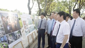 Triển lãm ảnh Biển, đảo quê hương tại Quảng trường Ngọ Môn