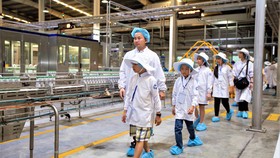 Các em học sinh tham quan trang trại bò sữa Vinamilk Tây Ninh, một trong những trang trại được xây dựng theo chuẩn Global G.A.P (tiêu chuẩn thực hành nông nghiệp tốt toàn cầu) của Vinamilk, là nơi cung cấp nguồn sữa để sản xuất nên những hộp sữa học đường