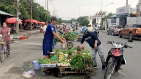 Đi chợ công nhân