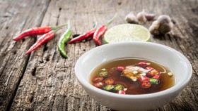 Chén nước mắm chấm với một chút tỏi, ót luôn có mặt trong mâm cơm của mọi gia đình người Việt.