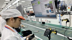 Sản xuất điện thoại di động tại nhà máy Vsmart, sản phẩm “Make in Vietnam”. Ảnh: T.BA