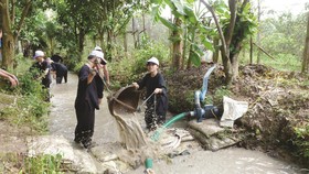 Du khách được trải nghiệm tát nước bắt cá tại khu du lịch sinh thái nông nghiệp