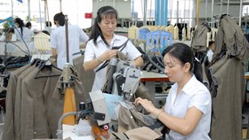 May veston xuất khẩu tại một đơn vị. Ảnh: THÀNH TRÍ