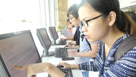 Người dân khai thuế qua mạng. Ảnh: CAO THĂNG