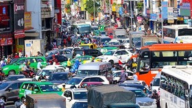 TPHCM sẽ thu phí ô tô lưu thông vào trung tâm thành phố để hạn chế ùn tắc giao thông.