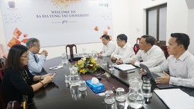 TS. Trần Đức Cảnh trong buổi trao đổi với Ban Giám hiệu trường Đại học Bà Rịa – Vũng Tàu