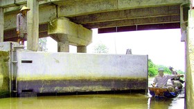 Ngành nông nghiệp tỉnh Hậu Giang phải đóng cống đề phòng nước mặn xâm nhập. Ảnh: CAO PHONG