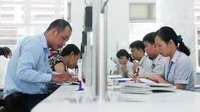 Cán bộ UBND quận 1 TPHCM giải quyết hồ sơ cho người dân