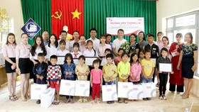 Home Credit Việt Nam trao học bổng và tặng quà học sinh Đắk Lắk