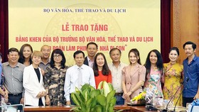 Đoàn làm phim Về nhà đi con tại lễ trao bằng khen