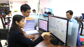 Nhân viên Cấp nước Chợ Lớn theo dõi lưu lượng, áp lực từ xa trên chương trình WaterNet để kịp thời phát hiện điểm bể