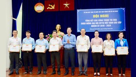 Phó Chủ tịch Thường trực Ủy ban MTTQ Việt Nam TPHCM Nguyễn Thành Trung tặng Bằng khen cho các tập thể. Ảnh: hcmcpv