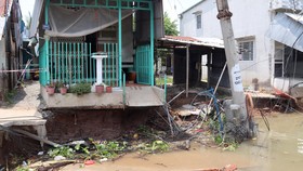 Người dân hoảng loạn tháo chạy trong đêm do sạt lở ven bờ sông Ô Môn
