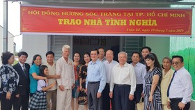 Nguyên Chủ tịch nước Trương Tấn Sang trao nhà chính sách tại Sóc Trăng