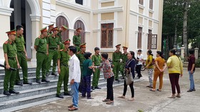 Chủ hụi lãnh án 17 năm tù, hụi viên gây náo loạn tại tòa