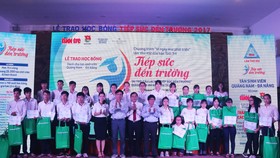 Trao học bổng Tiếp sức đến trường cho 144 tân sinh viên Quảng Nam - Đà Nẵng