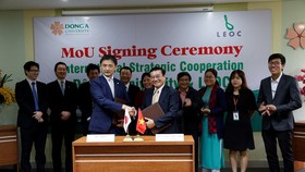 Ông Takei – Đại diện Tập đoàn LEOC và ông Lương Minh Sâm – Phó Hiệu trưởng Đại học Đông Á ký kết hợp tác chiến lược