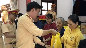 CSGT Công an TP Đà Nẵng tặng quà cho gia đình có công cách mạng