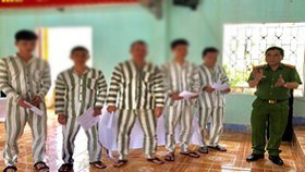 Đại tá Lê Tấn Hùng, Giám thị Trại tạm giam Công an TP Đà Nẵng đọc và trao quyết định cho các phạm nhân được tha tù trước thời hạn có điều kiện